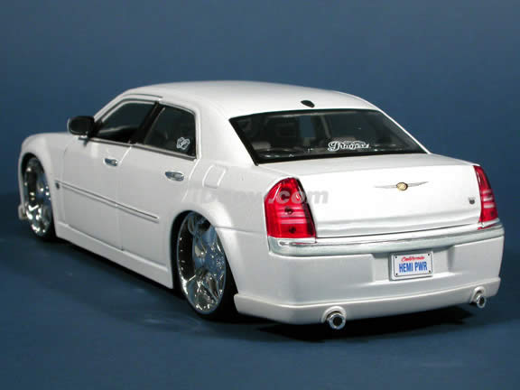 2005 Chrysler 300 C diecast model car 1:18 scale die cast by Maisto Playerz - Pearl White
