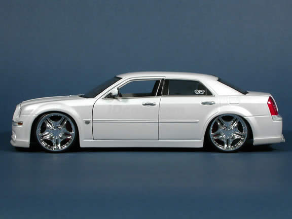 2005 Chrysler 300 C diecast model car 1:18 scale die cast by Maisto Playerz - Pearl White