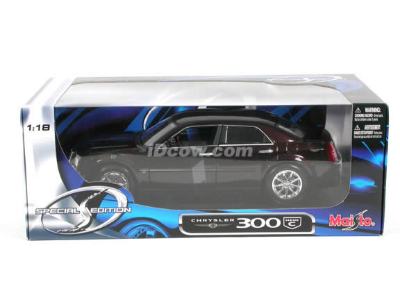 2005 Chrysler 300 C Hemi diecast model car 1:18 scale die cast by Maisto - Plum
