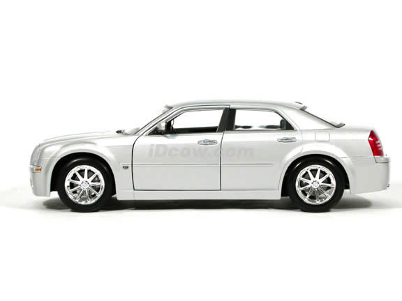 2005 Chrysler 300 C diecast model car 1:18 scale die cast by Maisto - Silver