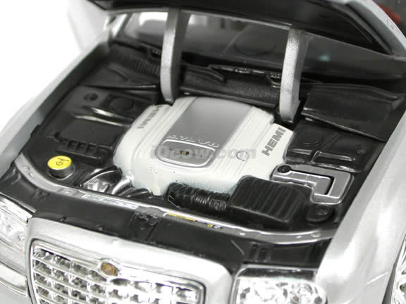 2005 Chrysler 300 C diecast model car 1:18 scale die cast by Maisto - Silver