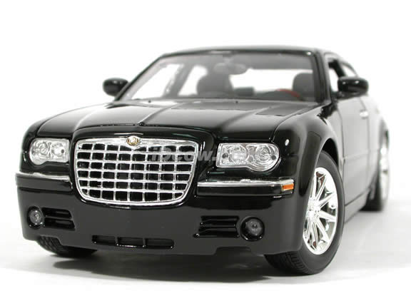 2005 Chrysler 300 C diecast model car 1:18 scale die cast by Maisto - Black