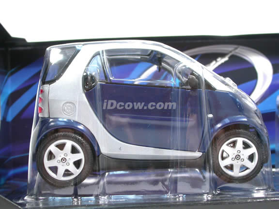 2000 Smart diecast model car 1:18 scale die cast by Maisto - Silver and Blue 31852