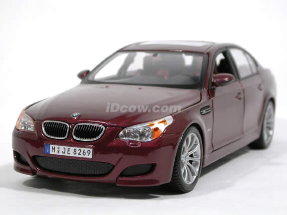 2007 BMW M5 diecast model car 1:18 scale by Maisto - Plum 31144