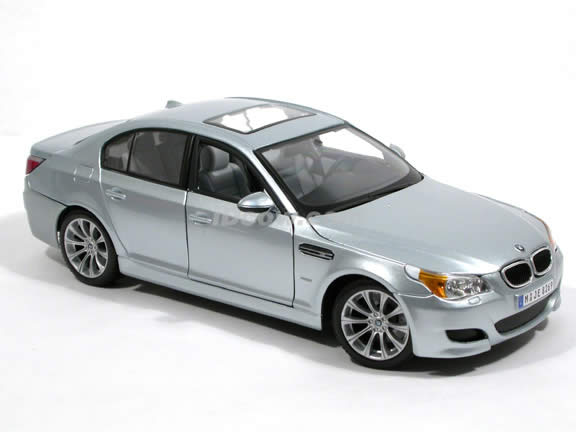 2007 BMW M5 diecast model car 1:18 scale by Maisto - Silver 31144