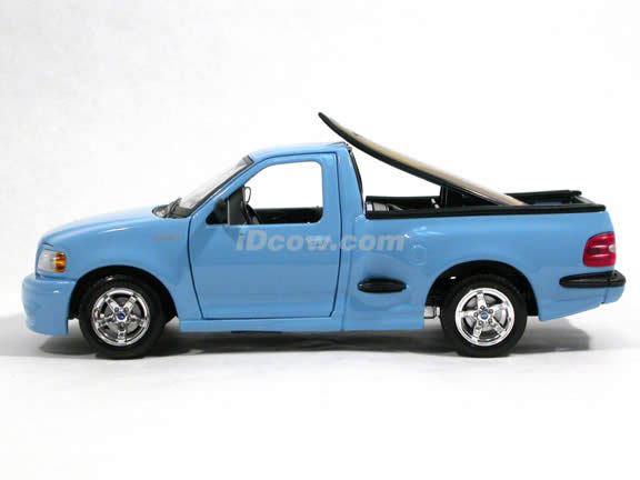 2000 Ford SVT F-150 Lightning diecast model truck 1:18 scale die cast by Maisto - Baby Blue 31141
