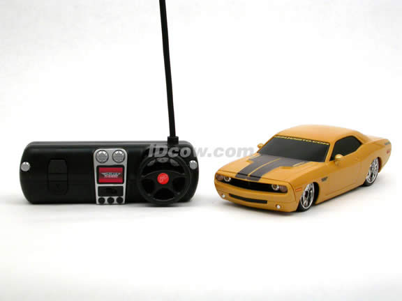 2006 RC Dodge Challenger Concept Pro Rodz 1:24 scale by Maisto - Metallic Yellow 81063