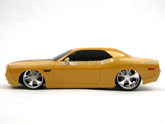 2006 RC Dodge Challenger Concept Pro Rodz 1:24 scale by Maisto - Metallic Yellow 81063
