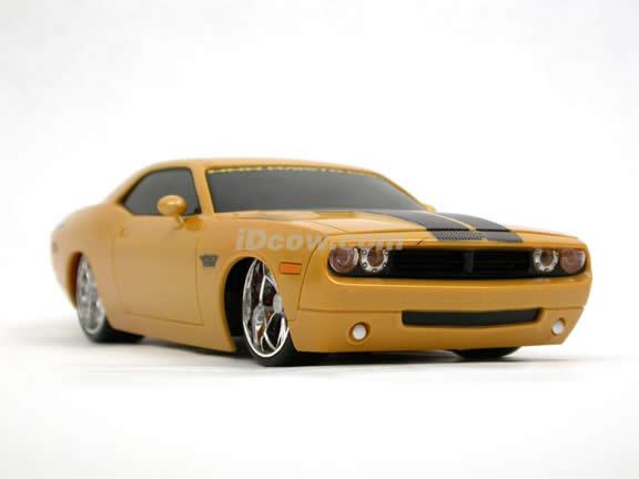 2006 RC Dodge Challenger Concept Pro Rodz 1:24 scale by Maisto - Metallic Yellow 81063