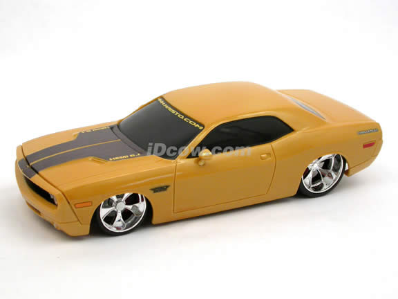 2006 RC Dodge Challenger Concept Pro Rodz 1:24 scale by Maisto - Metallic Yellow 81063