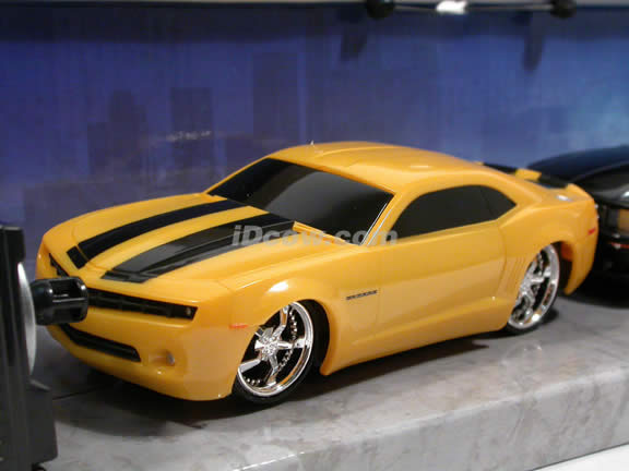 2006 RC Chevy Camaro Concept in Bumble Bee Yellow and RC Ford Mustang Police Car in 1:32 scale by Jada Toys - 91821