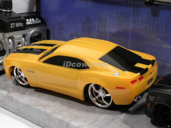 2006 RC Chevy Camaro Concept in Bumble Bee Yellow and RC Ford Mustang Police Car in 1:32 scale by Jada Toys - 91821