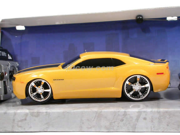 2006 RC Chevy Camaro Concept in Bumble Bee Yellow and RC Ford Mustang Police Car in 1:32 scale by Jada Toys - 91821