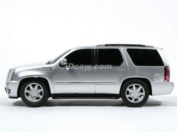 RC 2009 Cadillac Escalad model car 1:24 scale by RASTAR - Silver