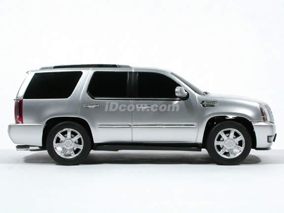 RC 2009 Cadillac Escalad model car 1:24 scale by RASTAR - Silver