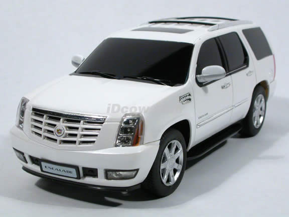 RC 2009 Cadillac Escalad model car 1:24 scale by RASTAR - White
