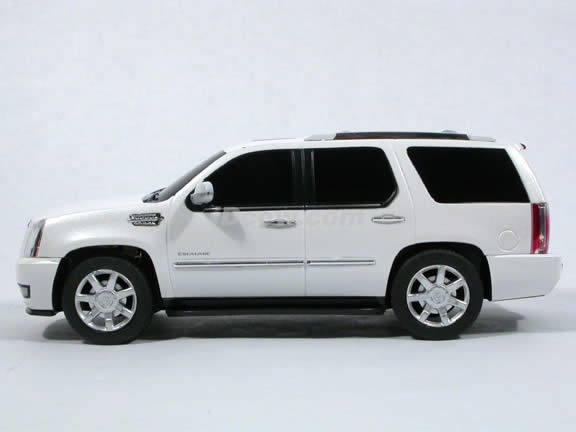 RC 2009 Cadillac Escalad model car 1:24 scale by RASTAR - White