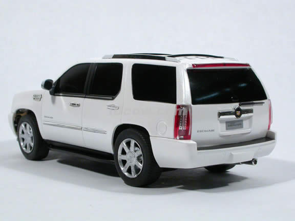 RC 2009 Cadillac Escalad model car 1:24 scale by RASTAR - White