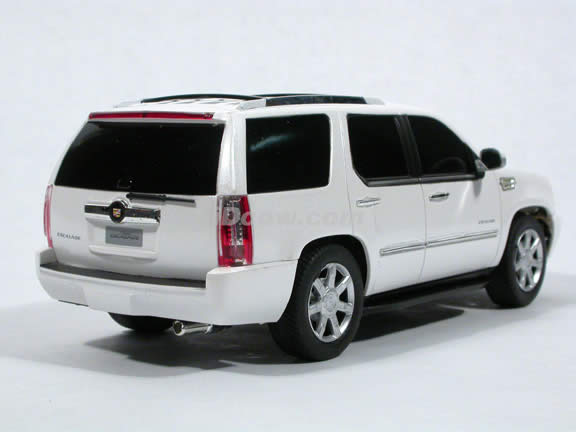 RC 2009 Cadillac Escalad model car 1:24 scale by RASTAR - White