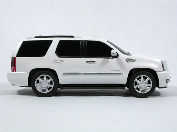 RC 2009 Cadillac Escalad model car 1:24 scale by RASTAR - White