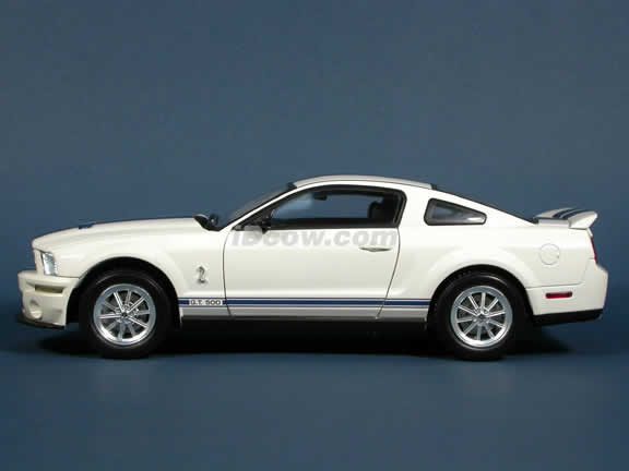 2007 Ford Mustang Shelby GT500 diecast model car 1:18 scale die cast by Shelby Collectibles - White 75002