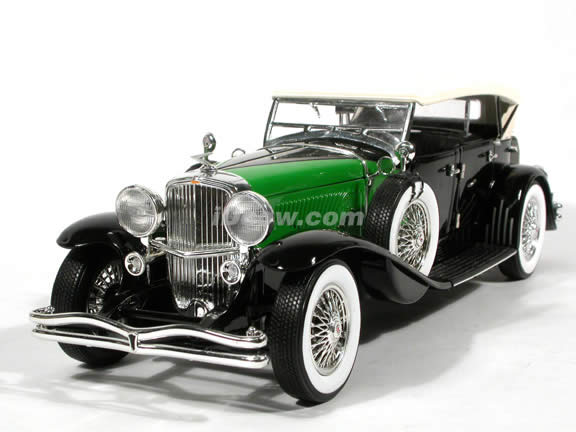 1934 Duesenberg diecast model car 1:18 scale die cast by Signature Models - Black Green