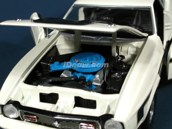 1971 Ford Mustang Mach 1 Diecast model car 1:18 scale die cast by Sun Star - White
