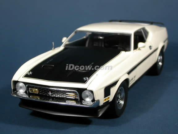 1971 Ford Mustang Boss 351 Diecast model car 1:18 scale die cast by Sun Star - Cream