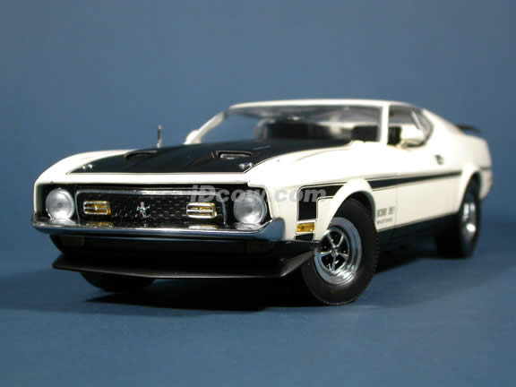 1971 Ford Mustang Boss 351 Diecast model car 1:18 scale die cast by Sun Star - Cream