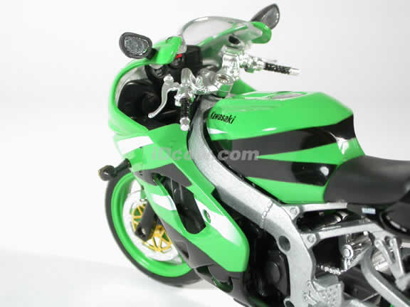 Kawasaki ZX-9R Model Diecast Motorcycle 1:12 die cast by NewRay - Green