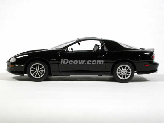 2002 Chevrolet Camaro SS diecast model car 1:18 scale die cast by Welly - Black