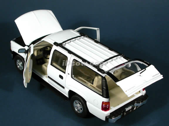 2001 Chevrolet Suburban diecast model truck 1:18 scale die cast by Welly - White