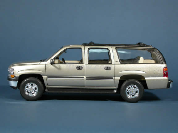2001 Chevrolet Suburban diecast model truck 1:18 scale die cast by Welly - Sand Silver
