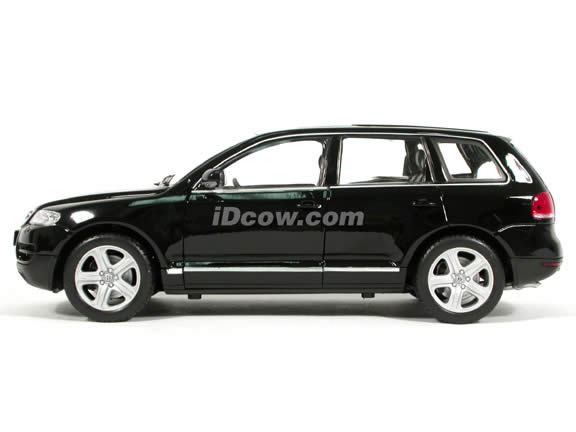 2004 Volkswagen Touareg V10 diecast model SUV 1:18 scale die cast by Welly - Black