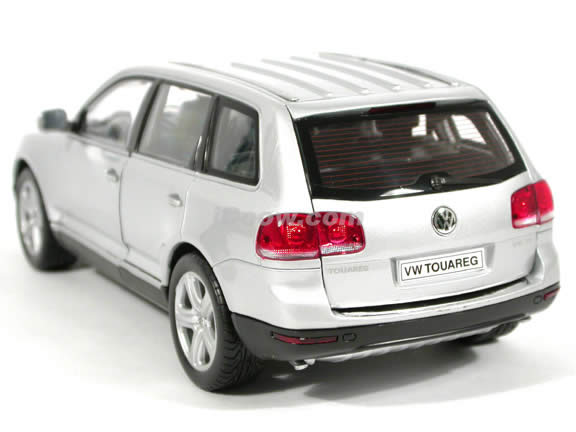 2004 Volkswagen Touareg V10 diecast model SUV 1:18 scale die cast by Welly - Silver