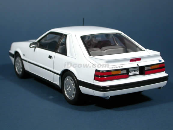 1986 Ford Mustang SVO diecast model car 1:18 scale die cast by Welly - White