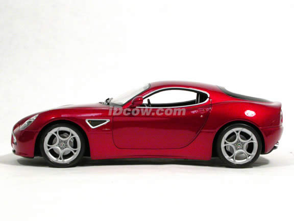 2008 Alfa Romeo 8C diecast model car 1:18 scale Competizione by Welly  - Red 18013w