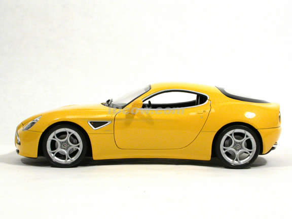 2008 Alfa Romeo 8C diecast model car 1:18 scale Competizione by Welly - Yellow 18013w