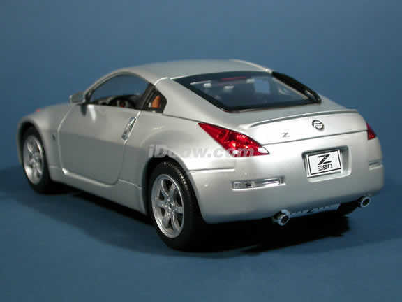 2003 Nissan 350Z diecast model car 1:18 scale die cast by Yat Ming - Silver